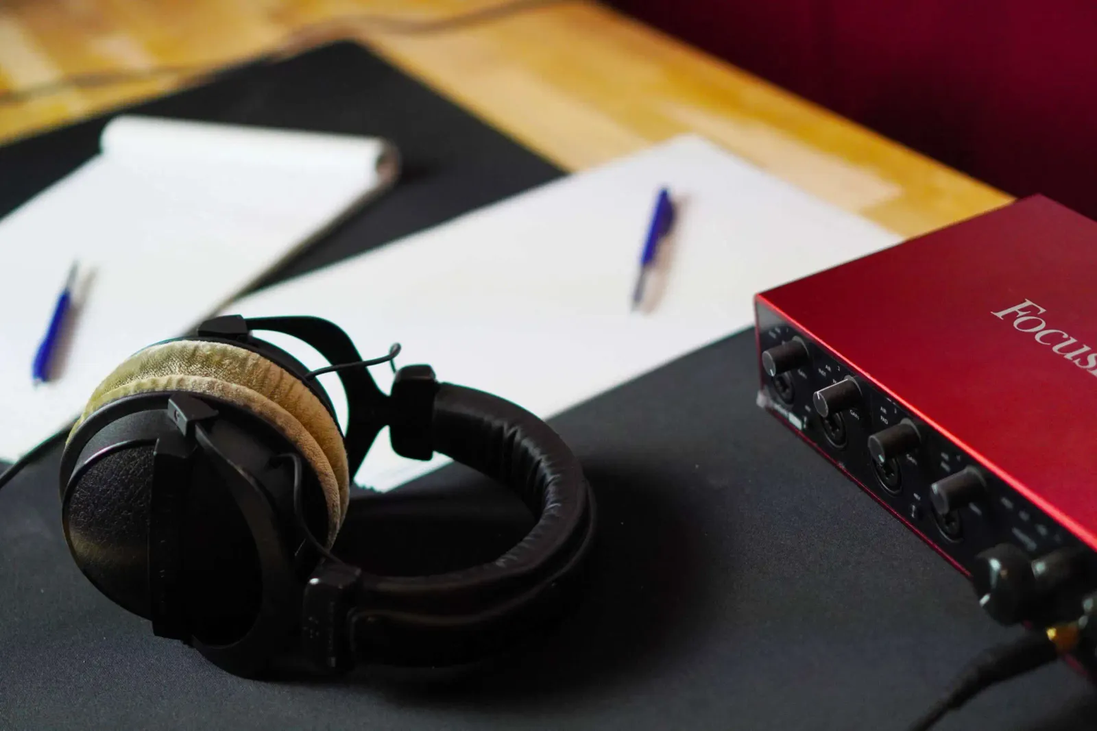 Hoe laat je een stem bij je podcast warmer klinken?