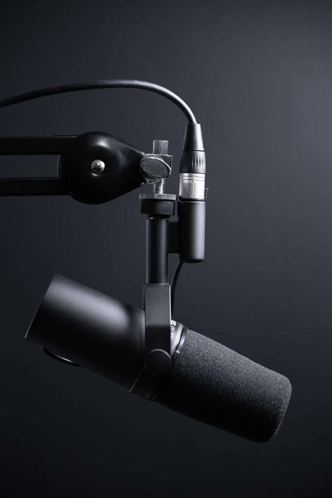 Een podcastgesprek voeren heeft een goede microfoon nodig, een SM7b.